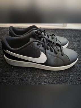 Nike Court Royale Sneakers